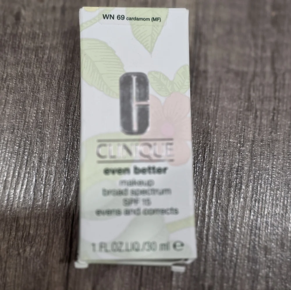 New CLINIQUE Make Up Even Better Foundation Cardamon